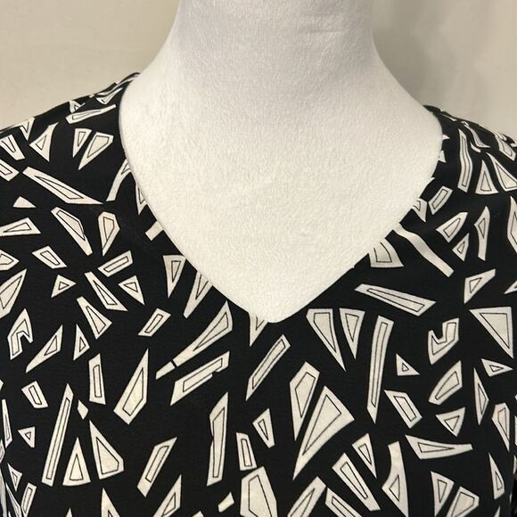Calessa black white patterned long sleeve V neck blouse Size S New - Picture 3 of 9